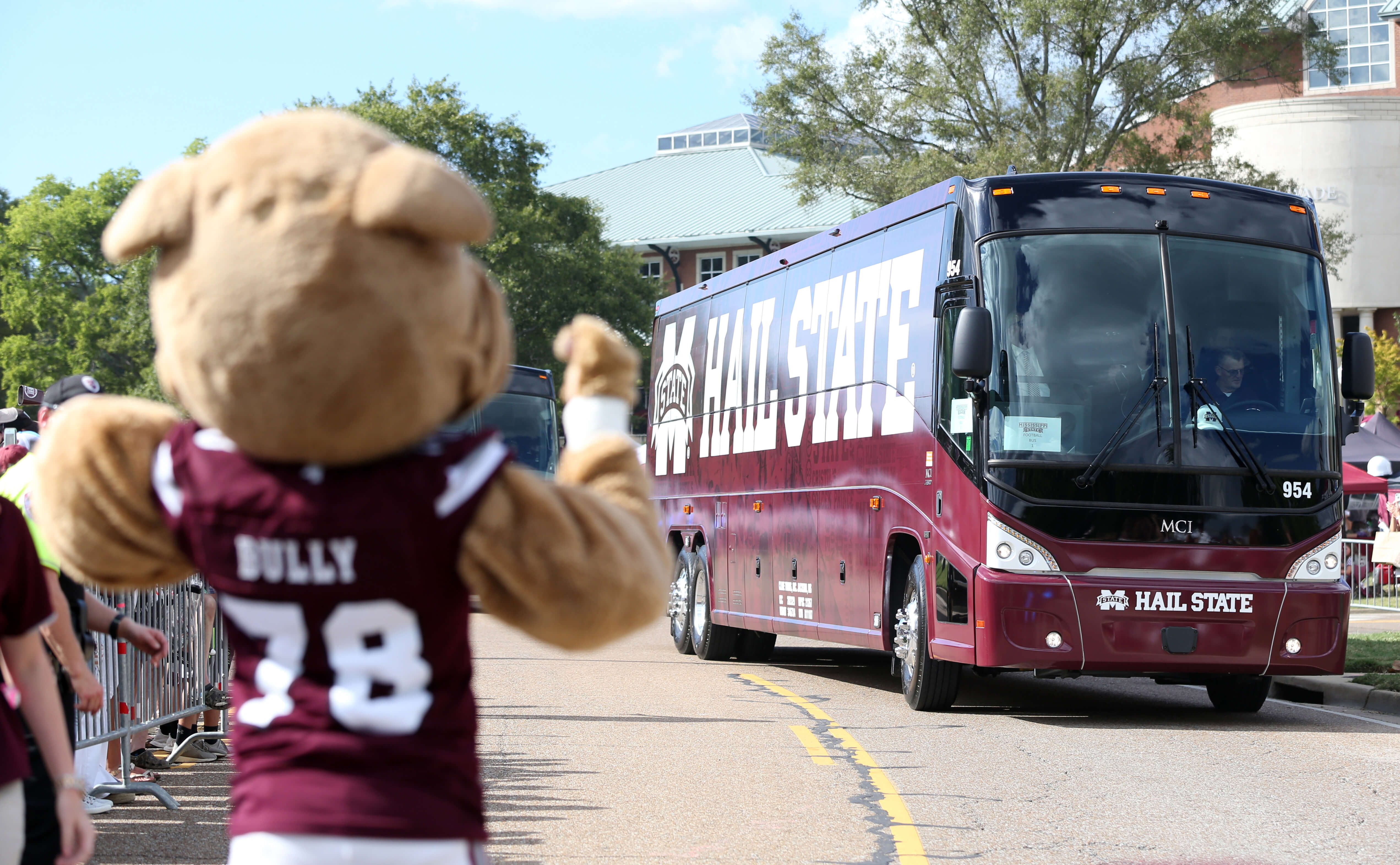 bus wrap for Univeristy sports team by Turbo Images